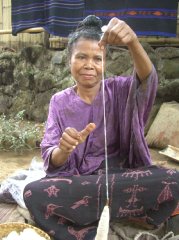 spinning-cotton-for-ikat