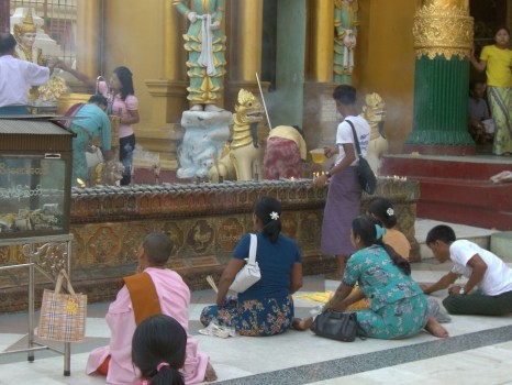 Prayer at the Shwegadon Paya